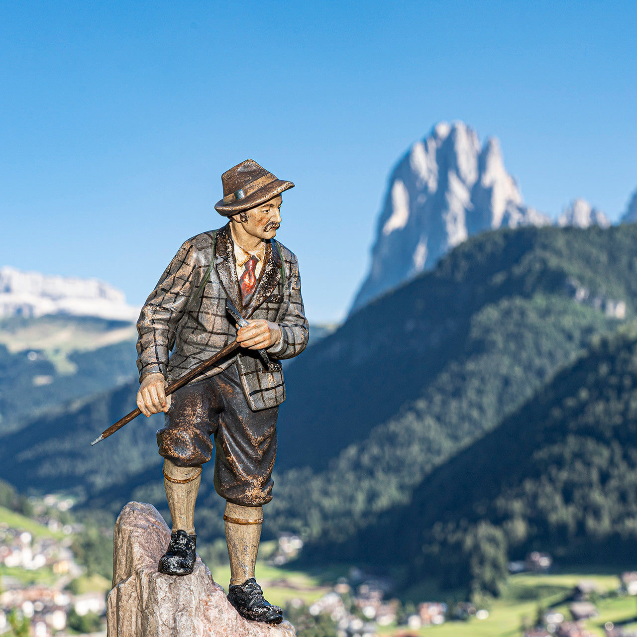 Load video: Eine Reise mit Schwerpunkt der Holzschnitzerei durch St Ulrich im Grödner Tal - Südtirol