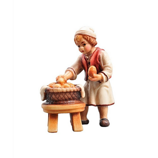 Rainell Krippe_holzgeschnitzt_Bub mit Brotkorb_color